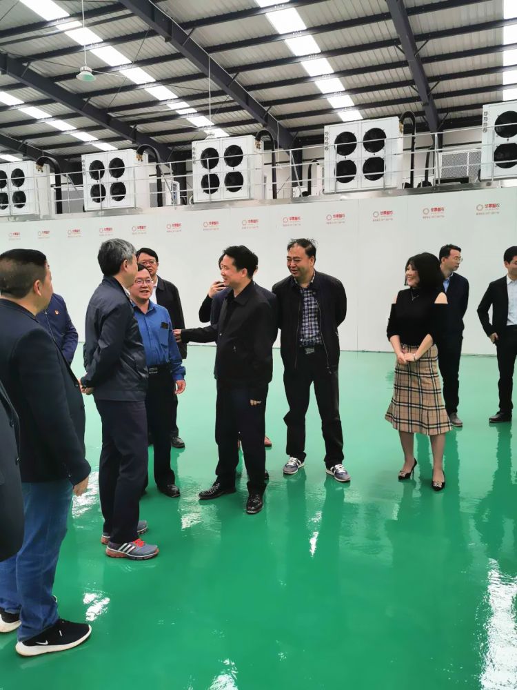 省委常委、省委秘书长刘捷在省委办公厅副主任王朝晖，省委宣传部一级巡视员晏世忠，贵州省能源局局长丁雄军，铜仁市政府副市长王开禄，沿河县委书记任廷浬，沿河县委副书记、县长何支刚等一行人陪同下来到印山村辣椒加工厂调研。期间刘秘书长一行专门来到烘干车间，实地查看四川华景智农承建的新一代全自动新能源辣椒烘干生产线。