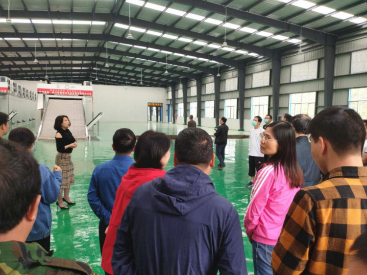 熊丽女士为参观人员介绍我司新一代全自动新能源辣椒烘干设备