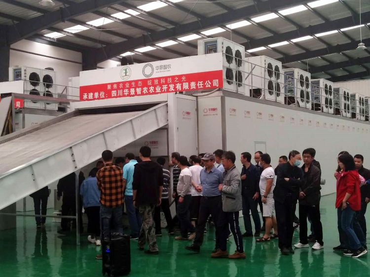省委常委、省委秘书长刘捷在省委办公厅副主任王朝晖，省委宣传部一级巡视员晏世忠，贵州省能源局局长丁雄军，铜仁市政府副市长王开禄，沿河县委书记任廷浬，沿河县委副书记、县长何支刚等一行人陪同下来到印山村辣椒加工厂调研。期间刘秘书长一行专门来到烘干车间，实地查看四川华景智农承建的新一代全自动新能源辣椒烘干生产线。