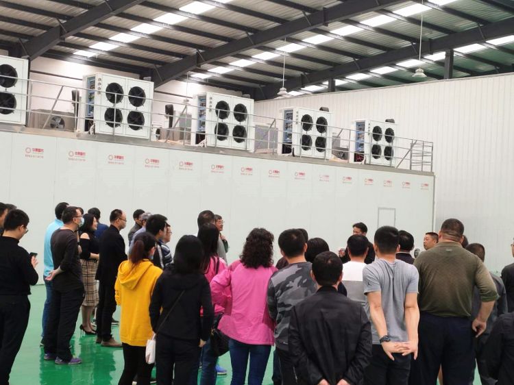 省委常委、省委秘书长刘捷在省委办公厅副主任王朝晖，省委宣传部一级巡视员晏世忠，贵州省能源局局长丁雄军，铜仁市政府副市长王开禄，沿河县委书记任廷浬，沿河县委副书记、县长何支刚等一行人陪同下来到印山村辣椒加工厂调研。期间刘秘书长一行专门来到烘干车间，实地查看四川华景智农承建的新一代全自动新能源辣椒烘干生产线。