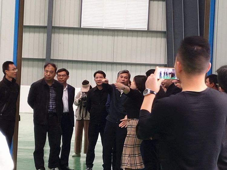 省委常委、省委秘书长刘捷在省委办公厅副主任王朝晖，省委宣传部一级巡视员晏世忠，贵州省能源局局长丁雄军，铜仁市政府副市长王开禄，沿河县委书记任廷浬，沿河县委副书记、县长何支刚等一行人陪同下来到印山村辣椒加工厂调研。期间刘秘书长一行专门来到烘干车间，实地查看四川华景智农承建的新一代全自动新能源辣椒烘干生产线。