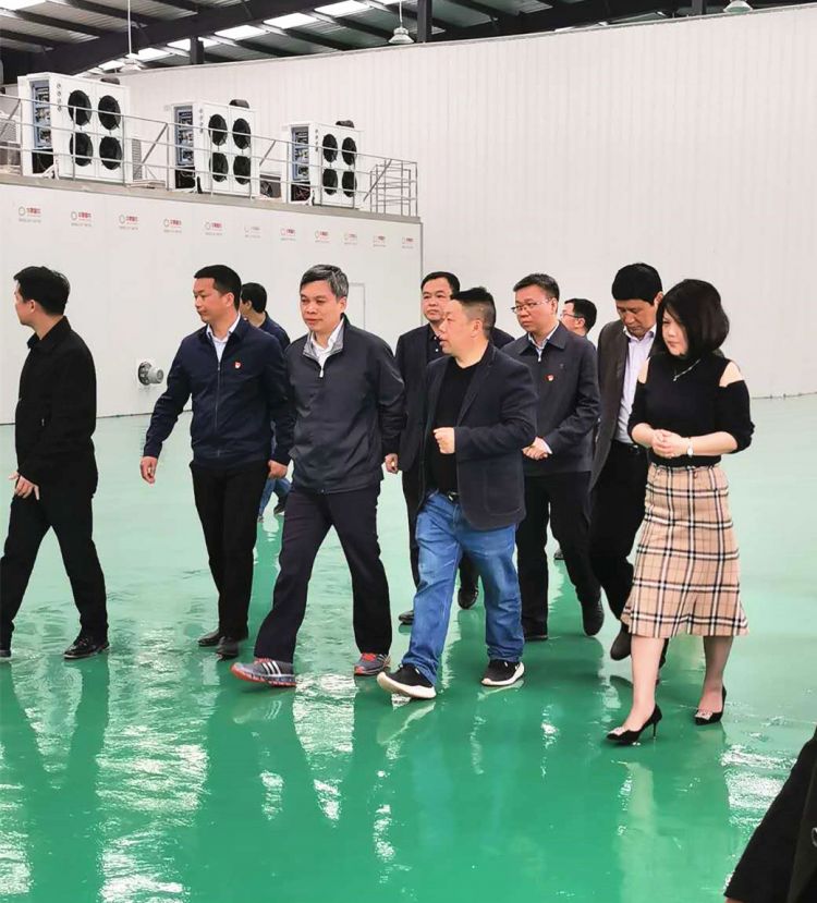 省委常委、省委秘书长刘捷在省委办公厅副主任王朝晖，省委宣传部一级巡视员晏世忠，贵州省能源局局长丁雄军，铜仁市政府副市长王开禄，沿河县委书记任廷浬，沿河县委副书记、县长何支刚等一行人陪同下来到印山村辣椒加工厂调研。期间刘秘书长一行专门来到烘干车间，实地查看四川华景智农承建的新一代全自动新能源辣椒烘干生产线。