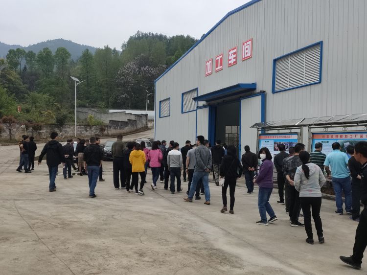 省委常委、省委秘书长刘捷在省委办公厅副主任王朝晖，省委宣传部一级巡视员晏世忠，贵州省能源局局长丁雄军，铜仁市政府副市长王开禄，沿河县委书记任廷浬，沿河县委副书记、县长何支刚等一行人陪同下来到印山村辣椒加工厂调研。期间刘秘书长一行专门来到烘干车间，实地查看四川华景智农承建的新一代全自动新能源辣椒烘干生产线。