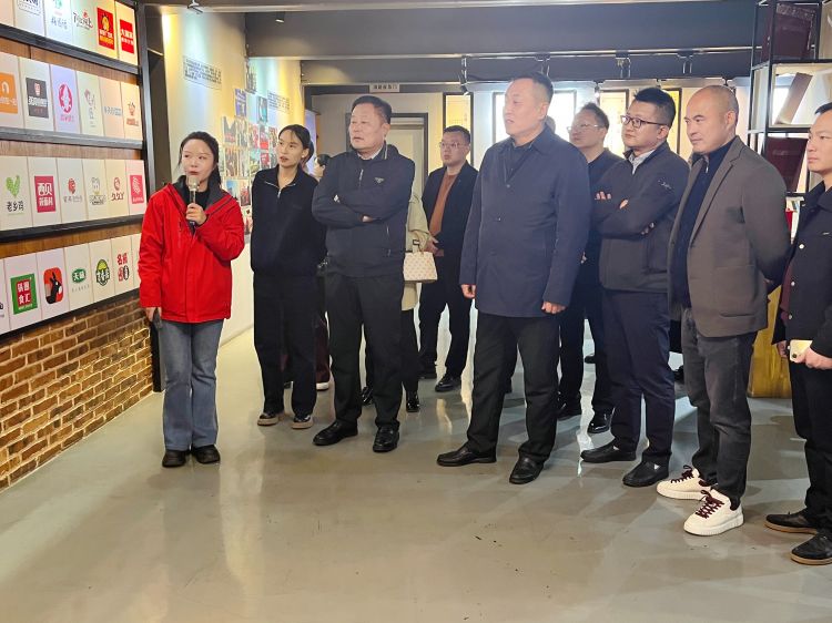 3月7日，新疆生产建设兵团七师130团团长刘会兵一行莅临华景考察交流。